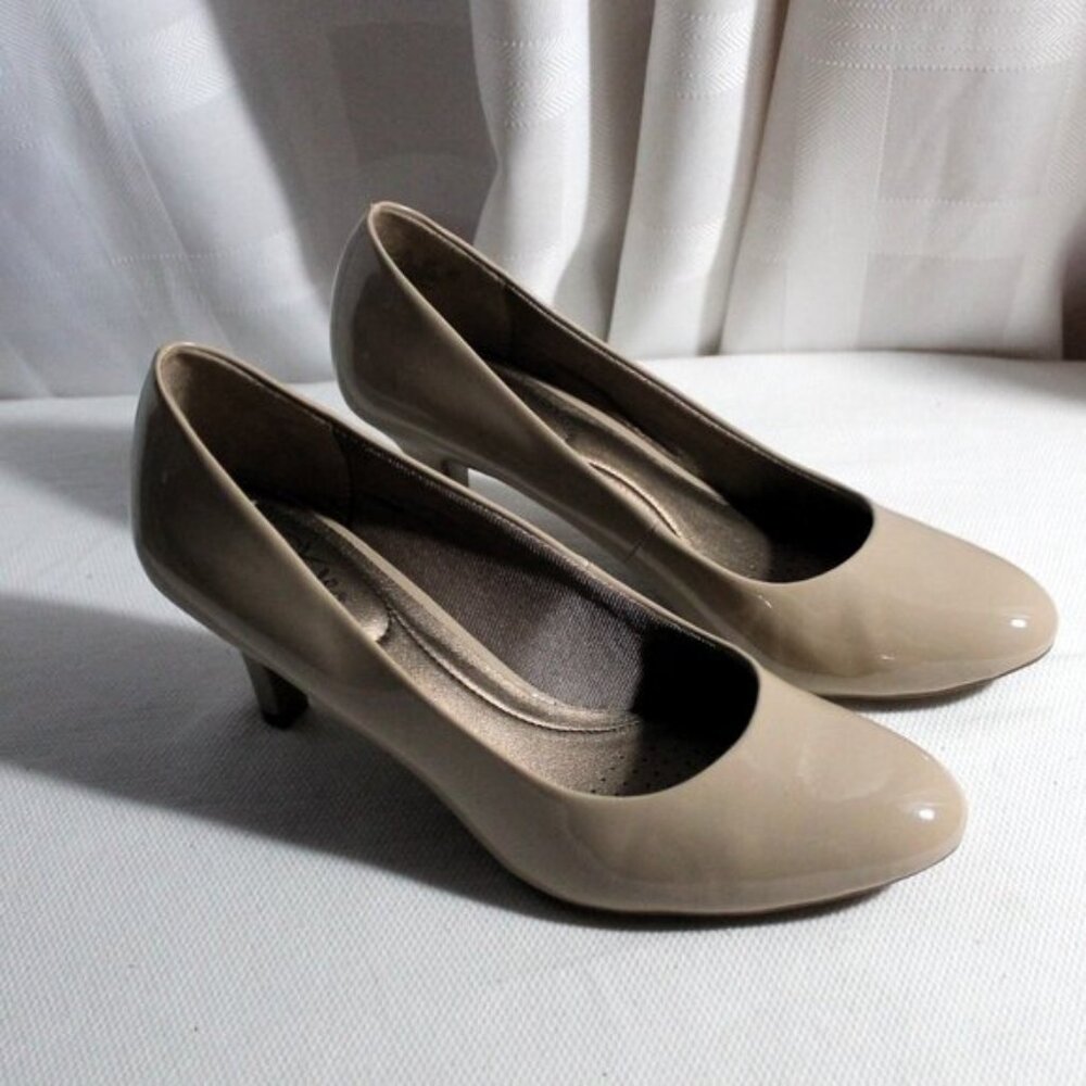 Life Stride Parigi Beige Patent Pumps, 9.5M, EUC